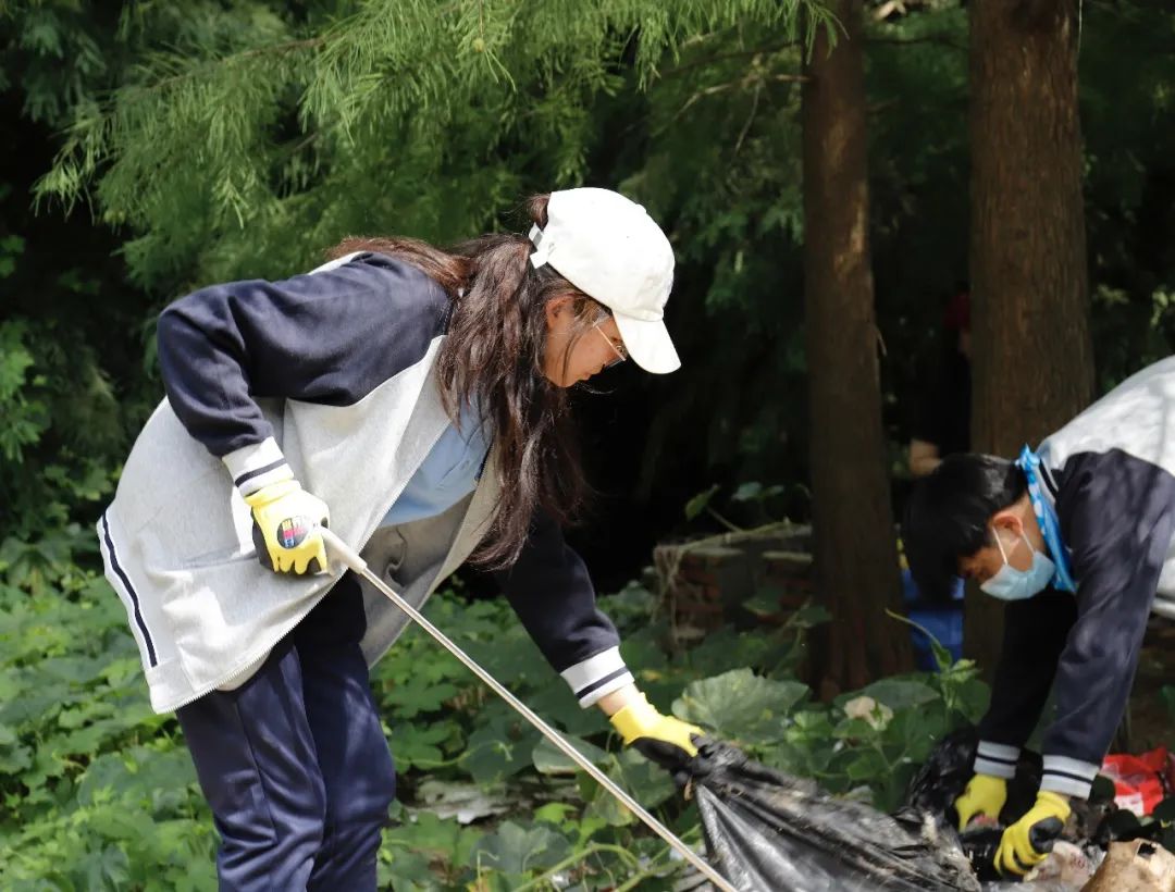 The Importance of Community Service for High School Students